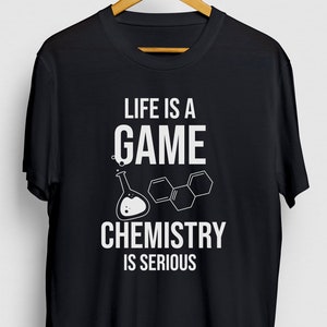 Science Student Geschenk, Lustiges Lehrer Shirt, Lustige Chemie T-Shirt, Life Is A Game Chemistry Is Serious Hoodie / Jugend Shirt / Unisex T-Shirt