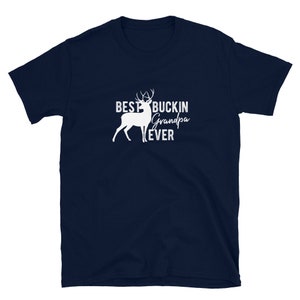 K&ouml;nnte beinhalten: Marineblaues T-Shirt mit einer wei&szlig;en Silhouette eines Hirsches und dem Text "Best Buckin' Grandpa Ever".