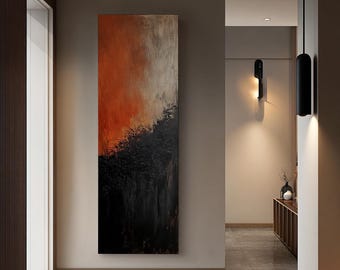 Peut inclure: Peinture abstraite verticale avec une surface texturée. L'œuvre présente un dégradé de couleurs, notamment orange, blanc et noir. La peinture est exposée dans un couloir aux murs aux tons neutres et au sol carrelé gris. L'esthétique générale est moderne et minimaliste.