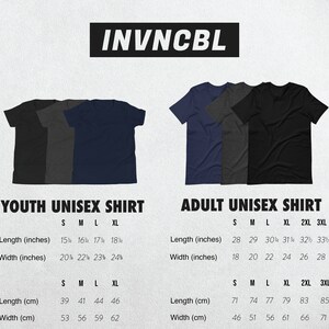 Puede incluir: Tabla de tallas para camisas unisex para ni&ntilde;os y adultos. La tabla muestra las medidas en pulgadas y cent&iacute;metros para diferentes tallas, incluyendo S, M, L, XL, 2XL y 3XL. La tabla se muestra sobre un fondo blanco con un t&iacute;tulo negro.