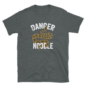 K&ouml;nnte beinhalten: Ein dunkelgraues T-Shirt mit einem wei&szlig;en Aufdruck einer Schlange mit dem Text "DANGER NOODLE".