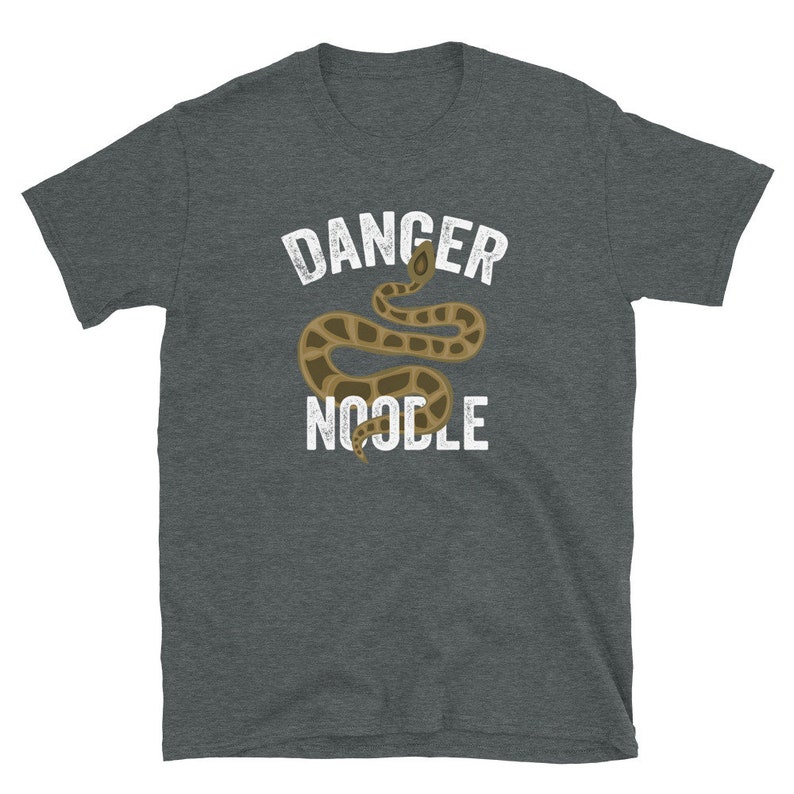 K&ouml;nnte beinhalten: Ein dunkelgraues T-Shirt mit einem wei&szlig;en Aufdruck einer Schlange mit dem Text "DANGER NOODLE".