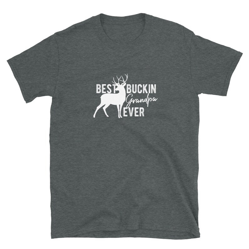 K&ouml;nnte beinhalten: Ein dunkelgraues T-Shirt mit einer wei&szlig;en Silhouette eines Hirsches und dem Text "Best Buckin' Grandpa Ever".