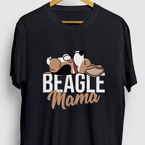 Puede incluir: Camiseta negra con un perro beagle de dibujos animados durmiendo y el texto "BEAGLE Mama" en letras blancas y marrones.
