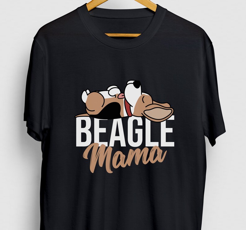 Puede incluir: Camiseta negra con un perro beagle de dibujos animados durmiendo y el texto "BEAGLE Mama" en letras blancas y marrones.