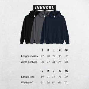Pu&ograve; includere: Sono presentate tre felpe con cappuccio nere, grigio antracite e blu navy. L'immagine include tabelle delle taglie con misure in pollici e centimetri. Il testo "INVNCBL" &egrave; in alto. Le taglie vanno dalla S alla 2XL, con lunghezze da 69 a 79 cm.