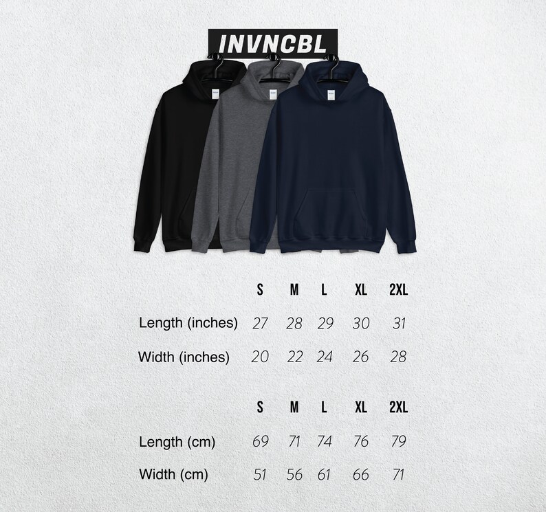 Pu&ograve; includere: Sono presentate tre felpe con cappuccio nere, grigio antracite e blu navy. L'immagine include tabelle delle taglie con misure in pollici e centimetri. Il testo "INVNCBL" &egrave; in alto. Le taglie vanno dalla S alla 2XL, con lunghezze da 69 a 79 cm.