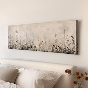 Puede incluir: Una impresión en lienzo horizontal y larga que presenta una silueta de hierbas altas y flores silvestres en tonos de negro y gris sobre un fondo gris claro con sutiles toques de oro.