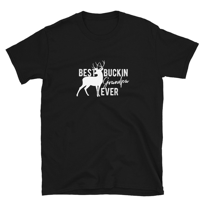K&ouml;nnte beinhalten: Schwarzes T-Shirt mit einer wei&szlig;en Silhouette eines Hirsches und dem Text "Best Buckin' Grandpa Ever".