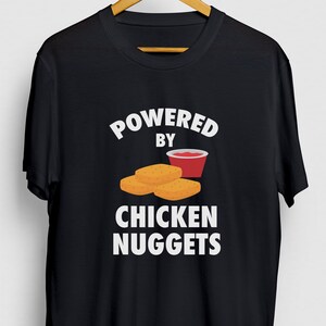 Alimentato da pollo nuggets pollo regalo, divertente camicia alimentare, divertente t-shirt Nugget, felpa con cappuccio di pollo / camicia giovanile / T-shirt Unisex
