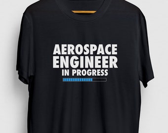 Può includere: Maglietta nera con testo bianco che recita "Aerospace Engineer in Progress" e una barra di avanzamento blu.