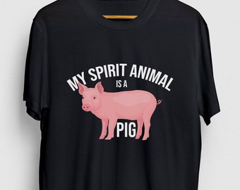 Könnte beinhalten: Schwarzes T-Shirt mit weißem Text, der "Mein spirituelles Tier ist ein Schwein" lautet. Unter dem Text befindet sich eine Illustration eines rosa Schweins.