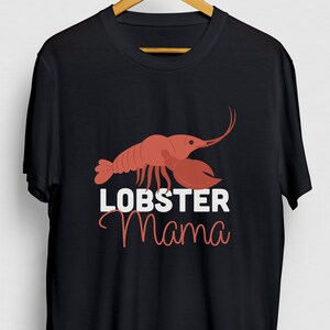 Puede incluir: Camiseta negra con una ilustración de langosta roja y el texto "Lobster Mama" en blanco.