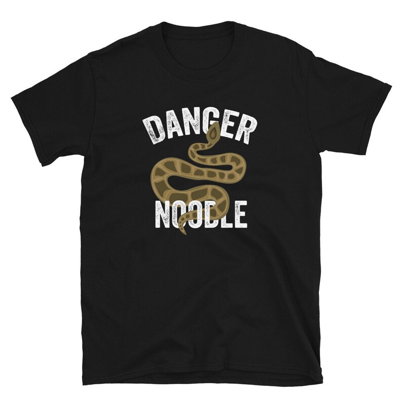 K&ouml;nnte beinhalten: Schwarzes T-Shirt mit einer wei&szlig;en Grafik einer Schlange mit dem aufgedruckten Text "Danger Noodle".