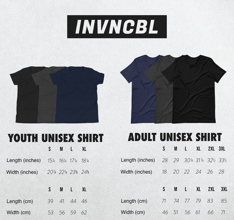 Pu&ograve; includere: Immagine di magliette unisex nere, grigie e blu navy. Le magliette sono esposte con dettagli di taglia e misura in centimetri, per taglie giovani e adulte. Il testo "INVNCBL" &egrave; in alto.