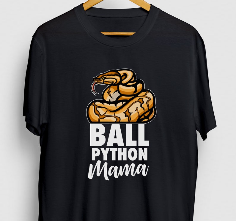 Peut inclure: T-shirt noir avec une image de serpent python royal en dessin anim&eacute; et le texte "BALL PYTHON Mama".