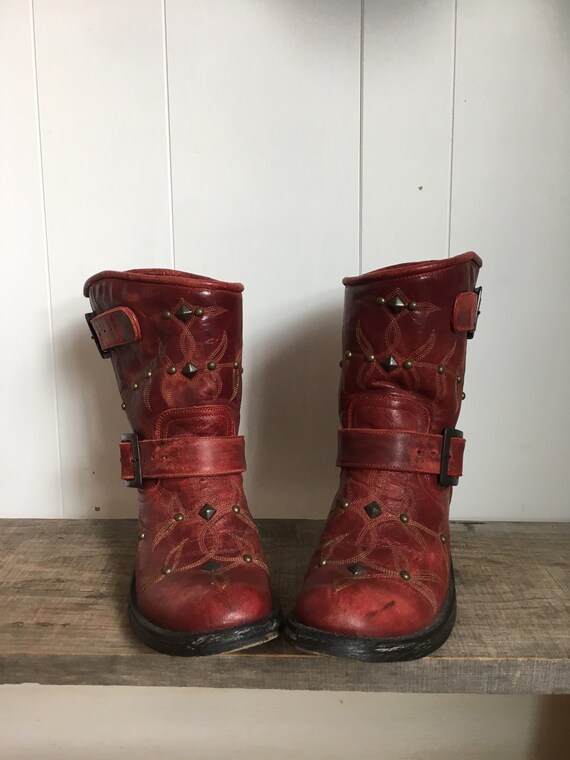 Cuir rouge parsemée de bottes de Cowboy | En Vente
Cuir rouge parsemée de bottes de Cowboy Cowboy Cowboy | En Vente
0f09ea
