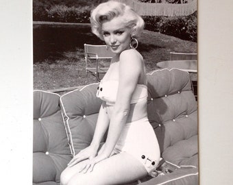 Marilyn Monroe | Vintage Postcard, 5.5 inch x 4 inch | Hollywood Icon, 1950s Hollywood, American Actor, Glamorous Blonde, Film Memorabilia