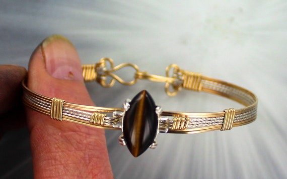 A REGENCY ROLLED GOLD BANGLE. Jewellery & Gemstones - Bracelets - Auctionet