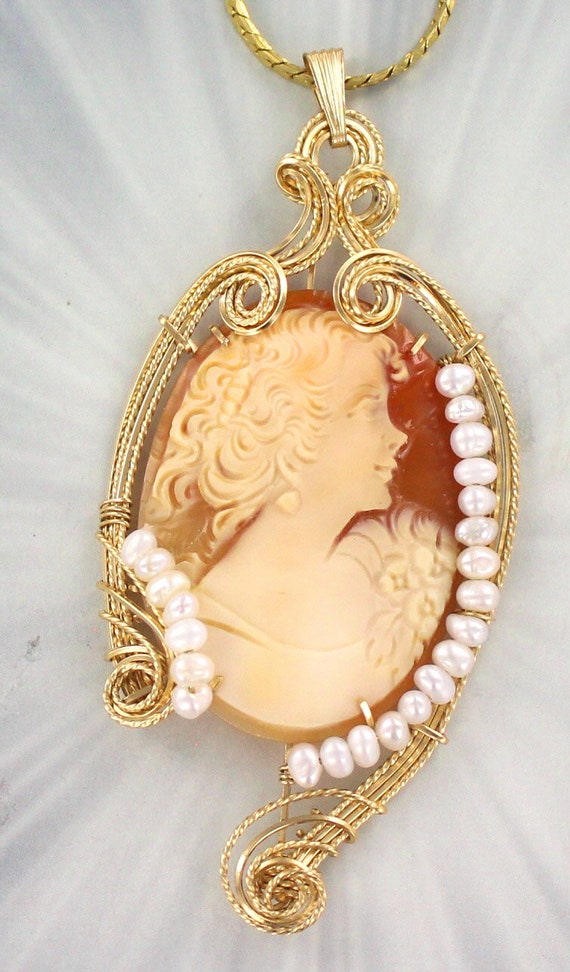 Antique Shell Cameo Pendant - Carved in Italy I- 14kt