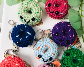 Llavero de dona de crochet: colgante para bolso hecho a mano con forma de dona y carita sonriente.