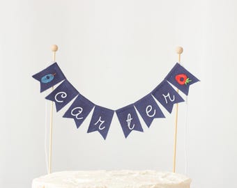 Gepersonaliseerde taarttopper voor de eerste verjaardag, geborduurde naam, gepersonaliseerde fotoprop voor een smash cake (jongen of meisje), decoratie voor een éénjarige.