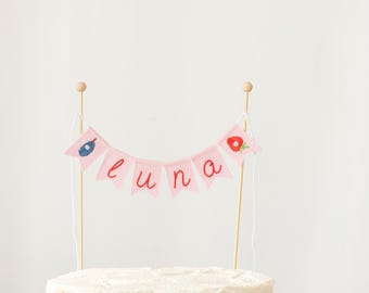 Gepersonaliseerde verjaardagstaarttopper, taarttopper met één letter, taarttopper met geborduurde naam, gepersonaliseerde taartsmash-fotoprop voor de eerste verjaardag van een jongen of meisje