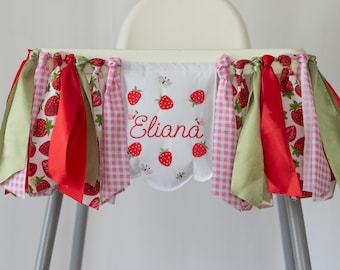 Banner met aardbeienmotief voor de kinderstoel, decoratie voor de eerste verjaardag met bessenmotief, gepersonaliseerde naambanner met lintenslinger, geborduurde verjaardagsbanner