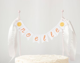Oranje geborduurde taarttopper, gepersonaliseerde naamtopper, taarttopper op maat voor een verjaardag, taartdecoratie met babynaam