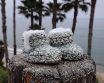 Patrón + Vídeo de Botitas Ugg de Bebé Tejidas a Crochet: Diseño de Género Neutral (Descarga PDF)
