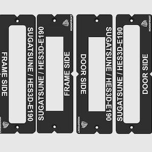 Könnte beinhalten: Vier schwarze Kunststoff-Etiketten mit weißem Text. Die Etiketten sind für eine Tür und einen Rahmen. Der Text auf den Etiketten lautet "SUGATSUNE / HES3D-E190" und "RAHMEN SEITE" oder "TÜR SEITE".