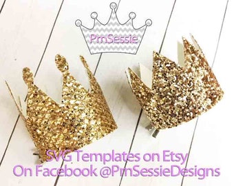 Op de afbeelding: Twee gouden glitterkronen met een witte basis. De kronen liggen op een wit houten oppervlak. SVG-sjablonen op Etsy. Op Facebook @PnnSessieDesigns