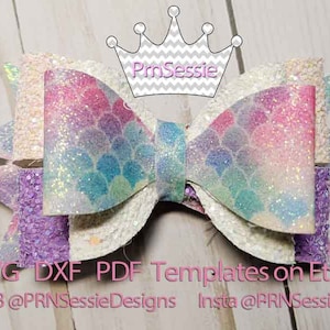 Può includere: Un fiocco per capelli scintillante con motivo a squame di sirena in viola, rosa e blu su una base bianca. Il fiocco è legato con un nastro bianco e ha una corona bianca con il testo "PrnSessie". Modelli SVG, DXF e PDF disponibili su Etsy. FB @PRNSessieDesigns Insta @PRNSessie