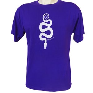 Peut inclure: T-shirt violet avec un graphique blanc d'un serpent stylis&eacute; avec le texte "Green Python" en dessous.