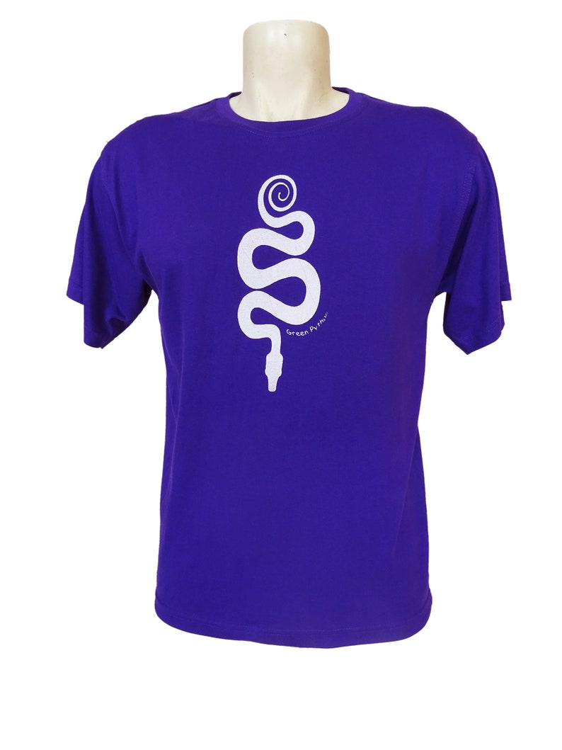 Peut inclure: T-shirt violet avec un graphique blanc d'un serpent stylis&eacute; avec le texte "Green Python" en dessous.