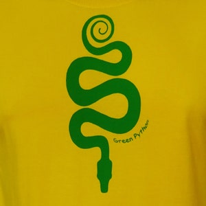 Peut inclure: Un t-shirt jaune avec un motif de serpent vert et le texte "Green Python" imprim&eacute; sur le devant.
