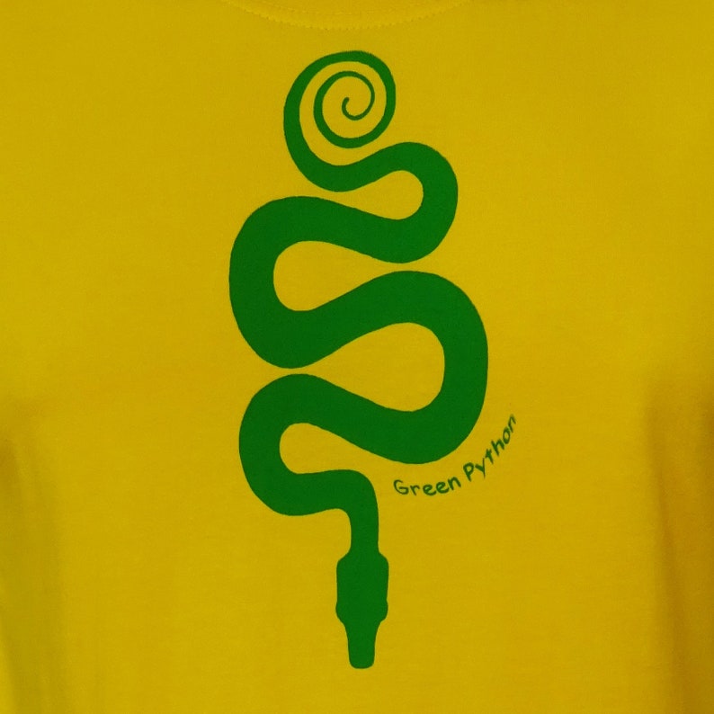 Peut inclure: Un t-shirt jaune avec un motif de serpent vert et le texte "Green Python" imprim&eacute; sur le devant.