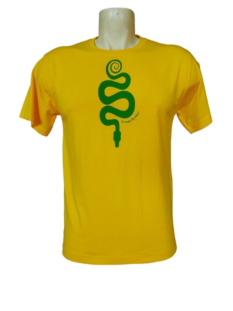 Peut inclure: Un t-shirt jaune avec un motif de serpent vert et le texte "Green Python" imprim&eacute; sur le devant.