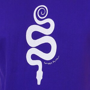 Peut inclure: T-shirt violet avec un motif blanc repr&eacute;sentant un serpent python vert. Le texte "Green Python" est &eacute;crit sous le serpent.