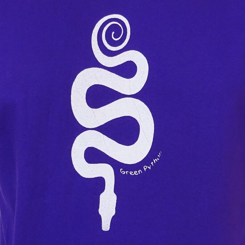 Peut inclure: T-shirt violet avec un motif blanc repr&eacute;sentant un serpent python vert. Le texte "Green Python" est &eacute;crit sous le serpent.