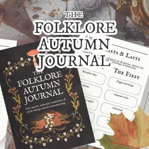 Könnte beinhalten: Ein schwarzes Journal mit dem Titel The Folklore Autumn Journal, das auf dem Einband eine Hasen- und Blumenillustration zeigt, neben weißen bedruckten Seiten mit Listen und Anregungen für saisonale Aktivitäten, Traditionen und Beobachtungen.