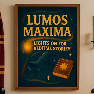 Może przedstawiać: Scena sypialni z motywem Harry'ego Pottera. Oprawiony plakat ze słowami "LUMOS MAXIMA" i "LIGHTS ON FOR BEDTIME STORIES!" wisi nad łóżkiem z poduszką z czarnymi okularami. Widoczny jest również szalik i różdżka.