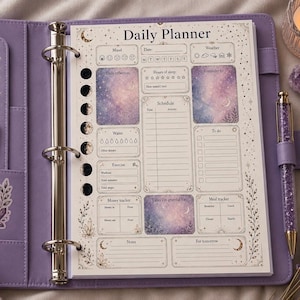 Può includere: Un raccoglitore viola con un inserto "Daily Planner". Le pagine dell'agenda hanno sezioni per l'umore, la data, il meteo e un programma. Una penna viola con dettagli dorati è sul lato destro.