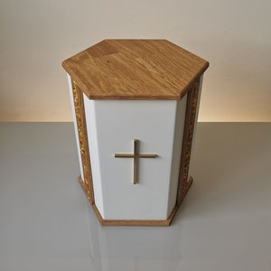 Urna funeraria adulto para cenizas / Urna de metal decorada con madera de roble y ámbar báltico