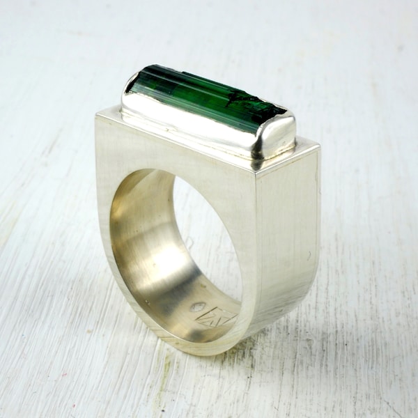 Bague argent 925 & Tourmaline verte : Bague artisanale tourmaline brute - Bijoux fait main - Chevalière homme ou femme