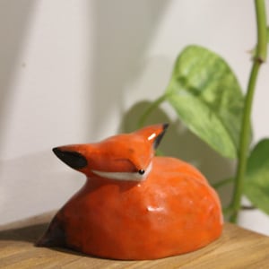 Puede incluir: Un juego de tres tazas de cerámica con un acabado moteado y mate. Las tazas son de color crema, gris claro y gris oscuro. Cada taza tiene un diseño simple y minimalista, ideal para café o té.