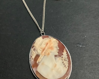 Silver cameo pendant and chain