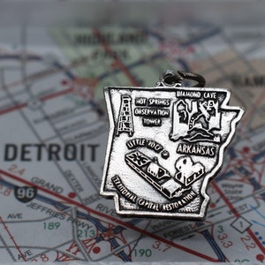 vintage Arkansas State Map Charm pour Bracelet Feat. Diamond Cave, Hot Springs Observation Tower et Little Rock en .925 Sterling Silver
