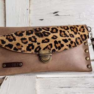 Cartera de Leopardo, Clutch con Tachuelas de Leopardo, Clutch Boho Animal Print, Clutch Animal Print, Cartera Tachonada Leopardo imagen 2