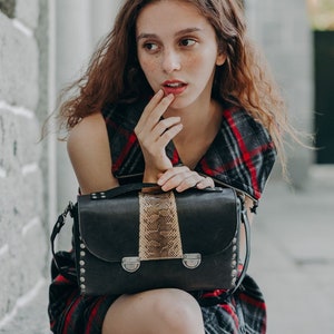 Sac à bandoulière en cuir, porte-documents bleu, porte-documents en cuir clouté, sac à main clouté, sac coffre serpent, messager en cuir de python